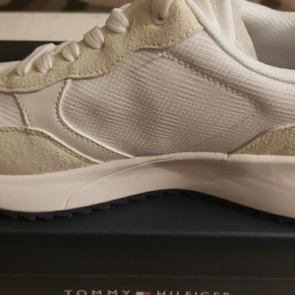Tommy Hilfiger women's Sneakers Size 8.5 M. White 140 TwZIDYA. - Picture 7 of 8